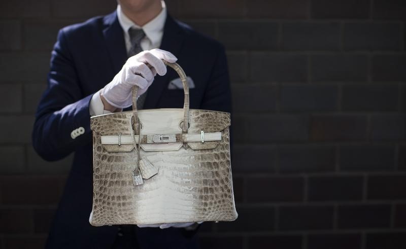 © Reuters. الممثلة جين بيركن تطلب من هيرمس نزع اسمها من على حقيبة يد جلدية