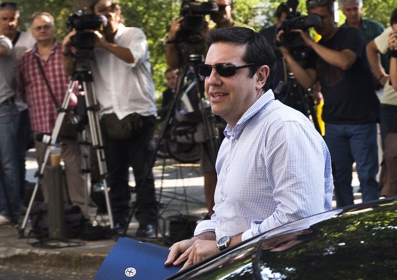 © Reuters. Greek Prime Minister Alexis Tsipras arrives for a ruling Syriza party political committee meeting at the party's headquarters in Athens