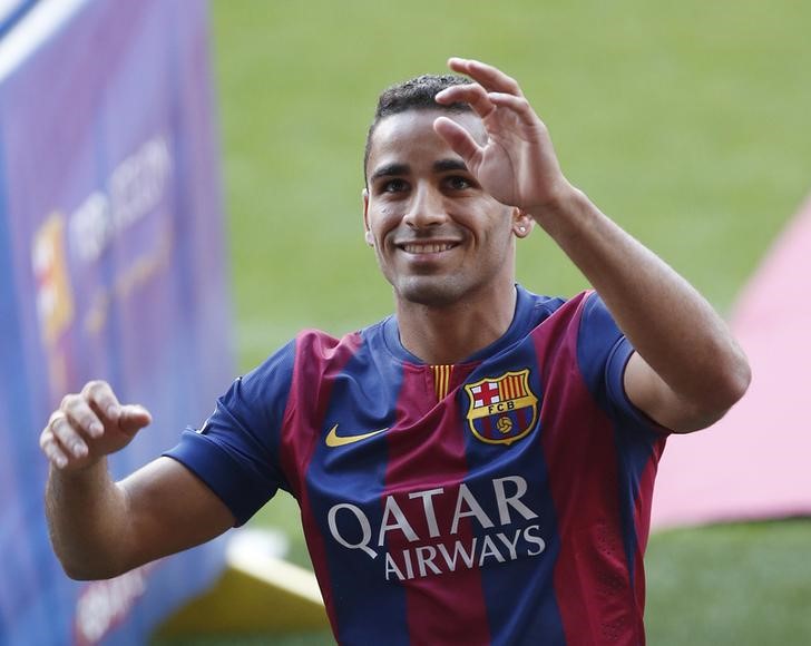 © Reuters. El lateral del Barça Douglas estará dos meses de baja 