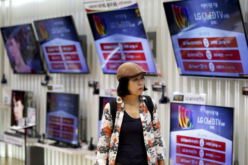 © Reuters. La ganancia de LG cae un 60 pct en el 2do trimestre por débiles ventas