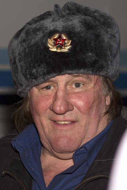 © Reuters. Ator francês Gerard Depardieu com tradicional chapéu russo conhecido como Ushanka no aeroporto de Grozny