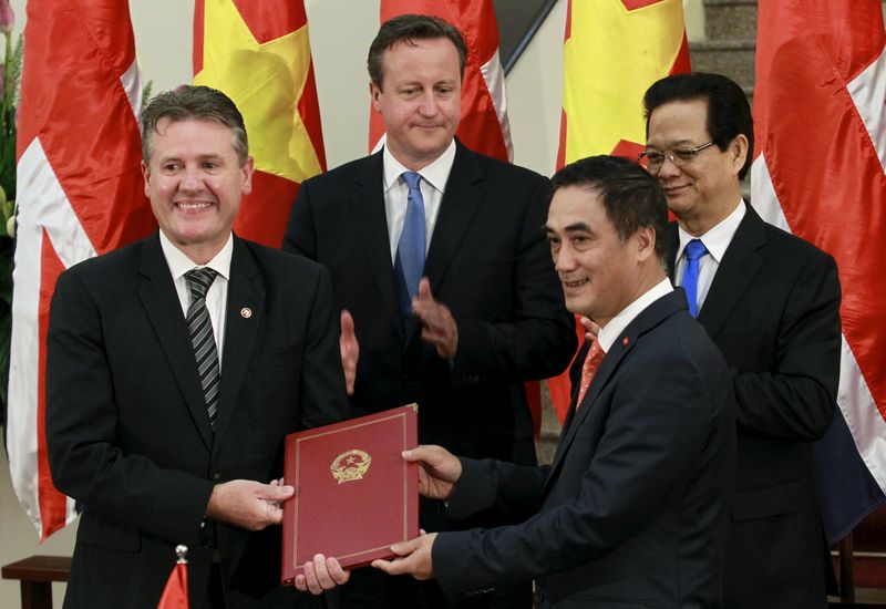 © Reuters. Blackburn receives a degree to issue government bond from Ha in Hanoi 