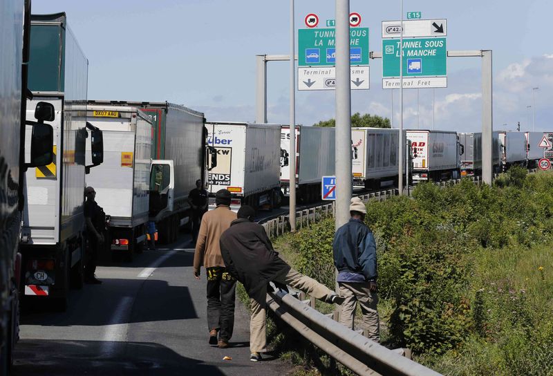 © Reuters. Muere un hombre en el eurotúnel según avanza la crisis de inmigración en Europa