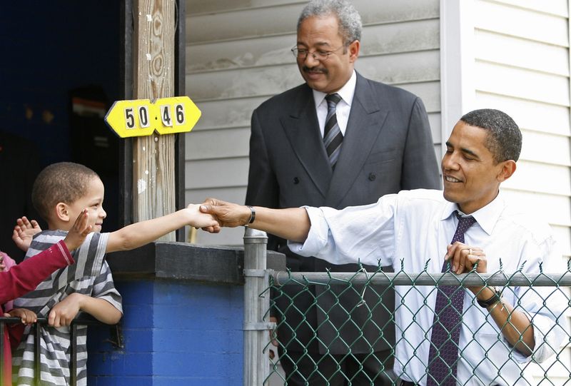 © Reuters. US Democratic presidential candidate Sen. Obama is joined by Philadelphia congressman Fattah as he campaigns in Philadelphia