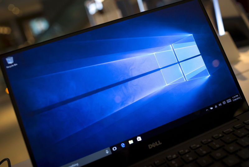 © Reuters. Laptop roda demonstração do Windows 10 em loja da Microsoft em Nova York.