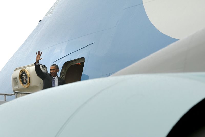 © Reuters. Obama boards Air Force One to depart Addis Ababa