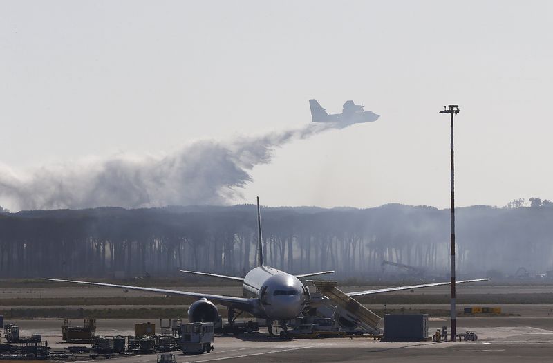 © Reuters. Incêndio perto do aeroporto de Roma