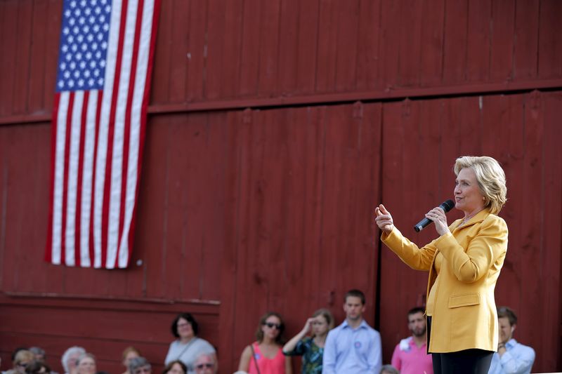 © Reuters. Democratic presidential candidate Hillary Clinton speaks during a campaign stop at Beech Hill Farm in Hopkinton