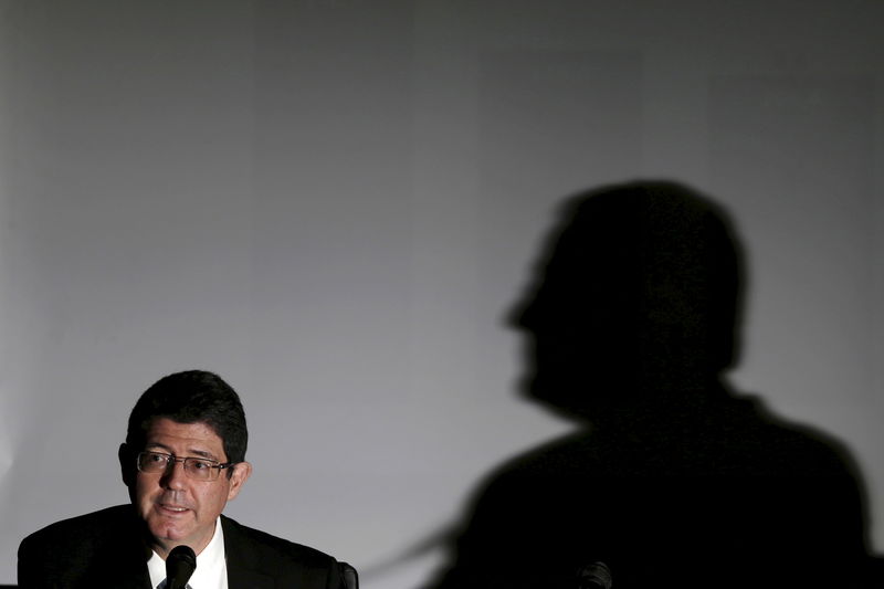 © Reuters. Ministro da Fazenda, Joaquim Levy (à esquerda) e sombra do ministro do Planejamento, Nelson Barbosa (à direita), durante entrevista coletiva para anunciar a redução das metas fiscais.