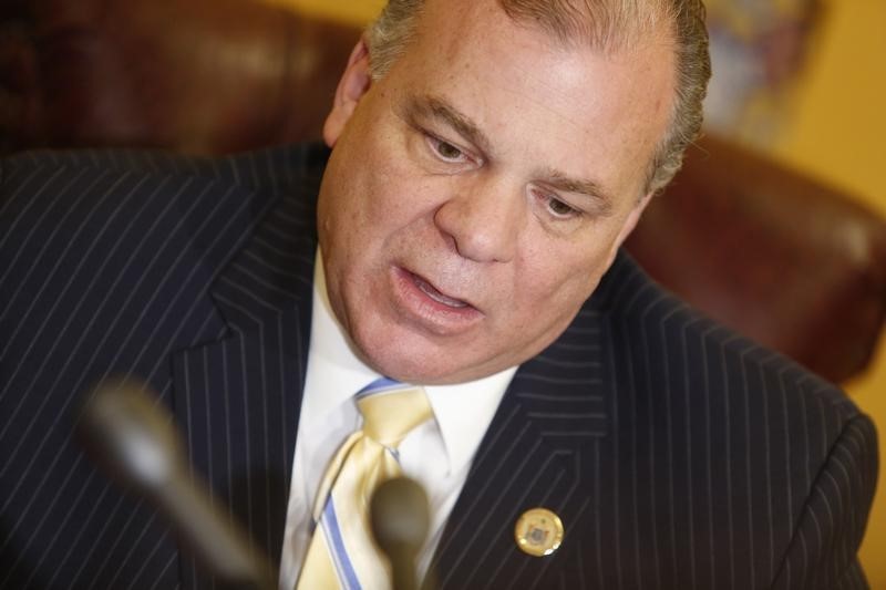 © Reuters. Senate President Steve Sweeney gives a news conference in Trenton, New Jersey