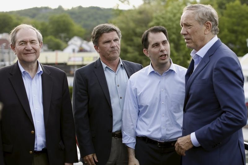 © Reuters. Governors Gilmore of Virginia, Ehrlich of Maryland, Walker of Wisconsin, and Pataki of New York share a moment during a sunset cruise with the Belknap County Republicans in Laconia