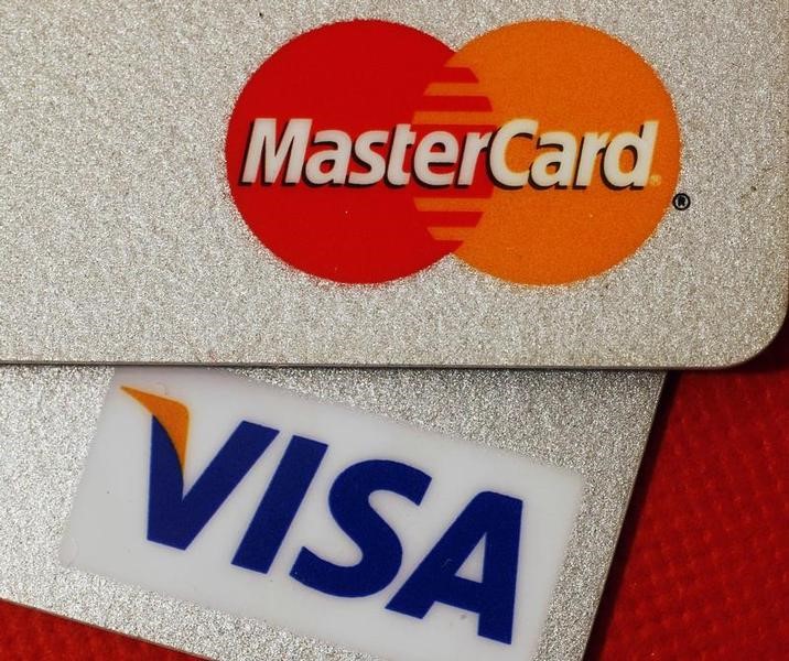 © Reuters. MasterCard and VISA credit cards are seen in this illustrative photograph taken in Hong Kong