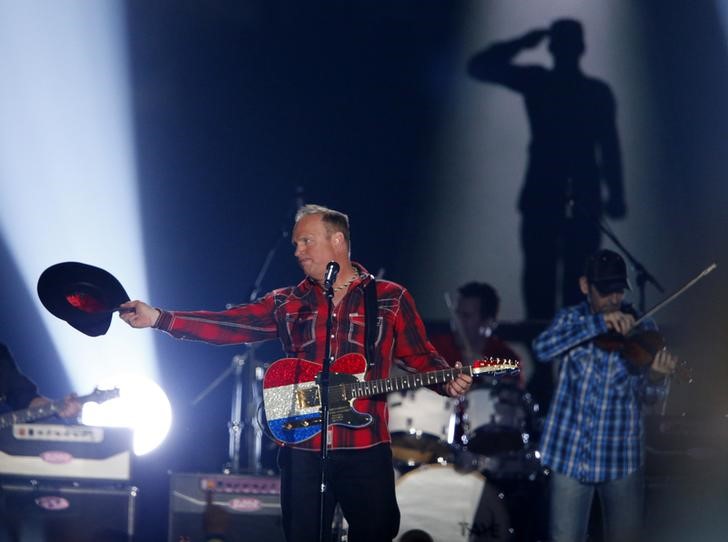 © Reuters. Garth Brooks durante show em Arlington