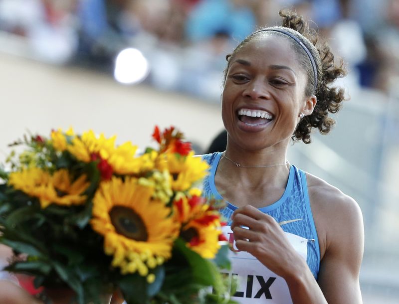 © Reuters. Felix of the U.S. celebrates victory in the 200 metres women event at the IAAF Diamond League Athletissima athletics meeting at the Pontaise Stadium in Lausanne