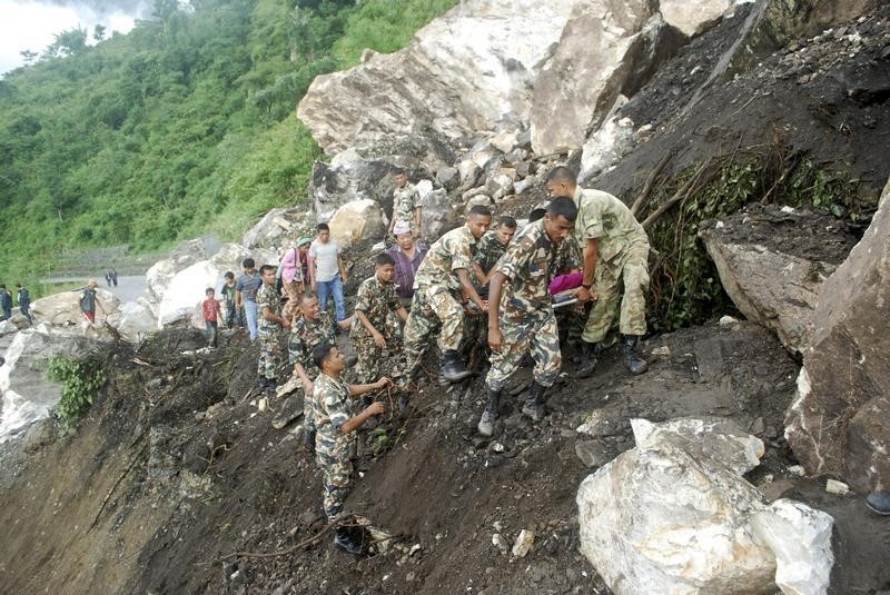 © Reuters. وزارة: مقتل 15 شخصا في انهيار ارضي في نيبال