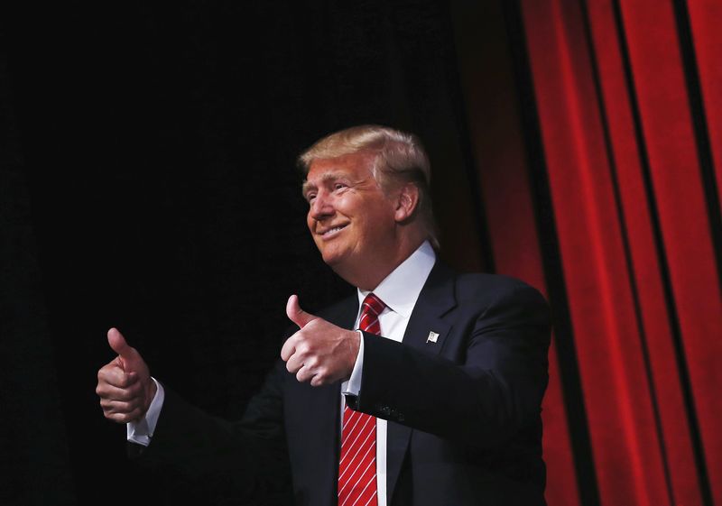 © Reuters. U.S. Republican presidential candidate Donald Trump arrives to speak at the Family Leadership Summit in Ames