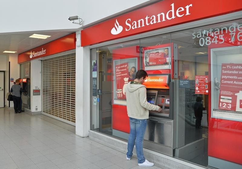 © Reuters. Customers use ATM machines at Surrey Quays branch of Santander Bank, whilst the premises remain closed , in Surrey Quays, south London