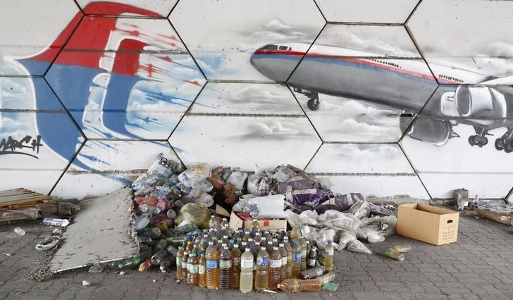 © Reuters. Investigan si restos de avión son de vuelo desaparecido de Malaysia Airlines