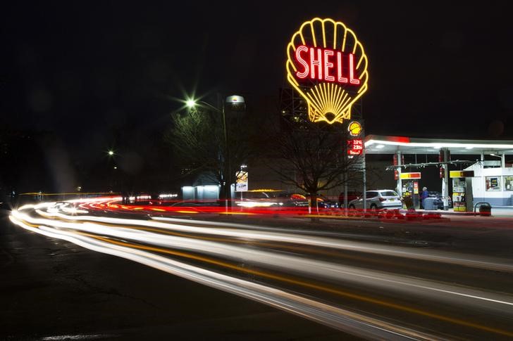 © Reuters. A vintage Shell sign is seen illuminated at a Shell petrol station in Cambridge, Massachusetts