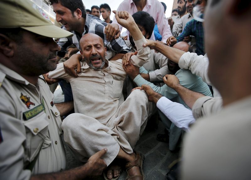 © Reuters. Indian policemen try to detain Kashmiri lawmaker Rashid, president of AIP during a protest in Srinagar