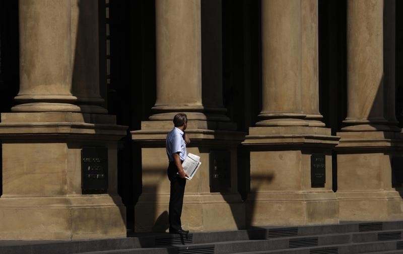 © Reuters. A trader is pictured outside the Frankfurt stock exchange