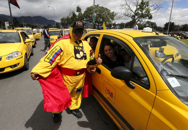 © Reuters. Taxistas colombianos se enfrentan a Uber