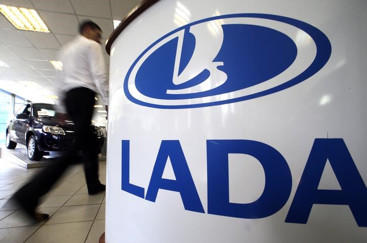 © Reuters. Логотип Lada в дилерском центре в Санкт-Петербурге