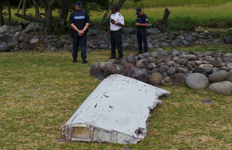© Reuters. Malasia dice es casi seguro que restos encontrados en Reunión son de un Boeing 777