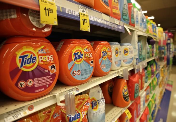 © Reuters. Procter & Gamble Tide detergent pods are seen at the Safeway store in Wheaton Maryland