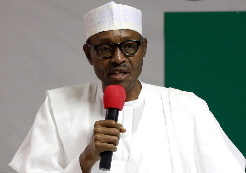 © Reuters. President Buhari addresses members of the National Working Committee during the meeting of the All Progressives Congress (APC) party at the headquarters of the party in Abuja