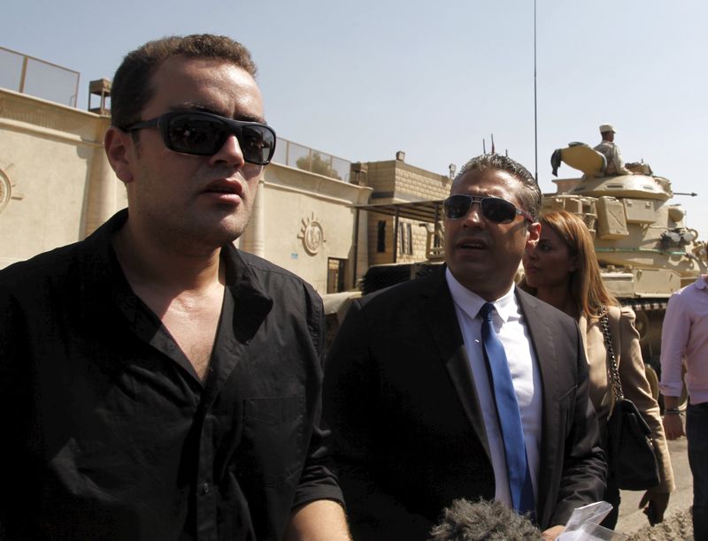 © Reuters. Jornalistas da Al Jazeera Mohamed Fahmy e Baher Mohamed em frente a prisão de Tora, no Cairo