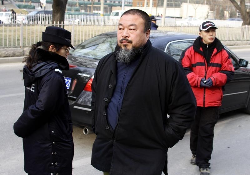 © Reuters. Artista dissidente chinês Ai WeiWei em rua de Pequim