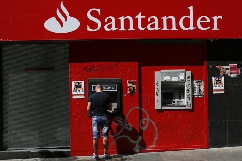 © Reuters. El Santander también cobrará a los no clientes por el uso de cajeros
