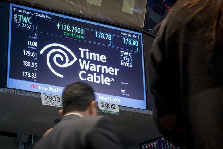 © Reuters. Traders work at the post where Time Warner Cable is traded on the floor of the New York Stock Exchange