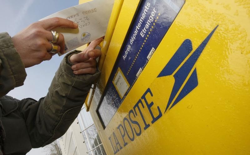 © Reuters. HAUSSE DE 3,6% DES TARIFS DU COURRIER EN 2016