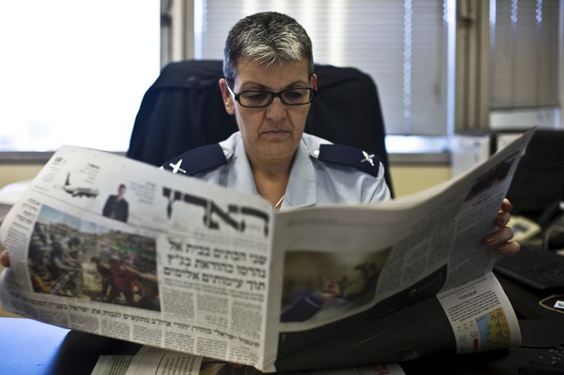 © Reuters. Sima Vaknin-Gill, Israel chief military censor, reads a local Israeli newspaper in her office in Tel Aviv 