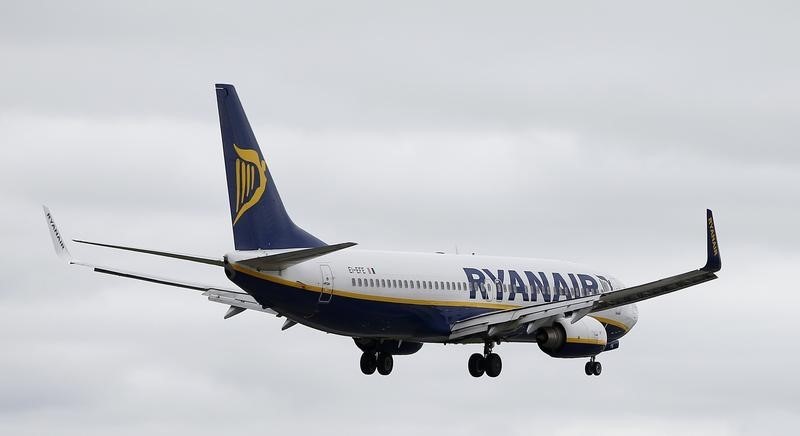 © Reuters. A Ryanair aircraft lands at Manchester Airport in Manchester, north-west England