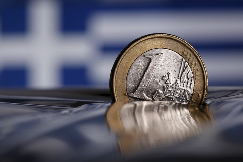 © Reuters. A one Euro coin is seen in this picture illustration taken in Rome