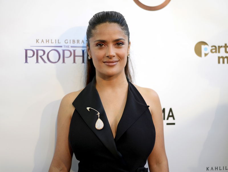 © Reuters. Atriz e produtora Salma Hayek posa para fotógrafos durante estreia do filme Kahlil Gibran's The Prophet em Los Angeles