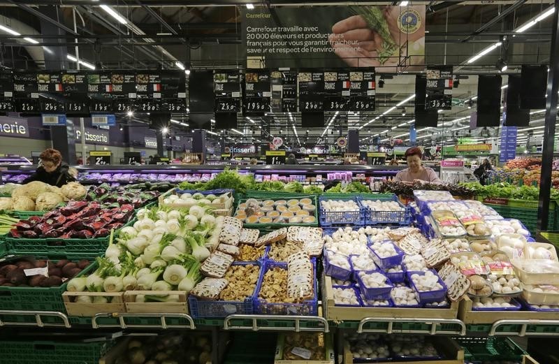 © Reuters. LES PRODUCTEURS DE FRUITS ET LÉGUMES REJOIGNENT LE MOUVEMENT DE GROGNE