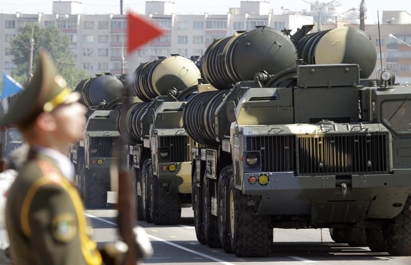 © Reuters. Belarusssian S-300 mobile missile launching systems drive through a military parade during celebrations marking Independence Day in Minsk