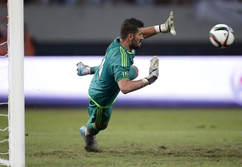 © Reuters. Casilla salva al Madrid en China marcando en la tanda de penaltis