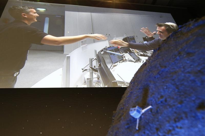 © Reuters. Accomazzo SOM of ESOC reacts after successful landing of Philae lander on comet 67P/ Churyumov-Gerasimenko 