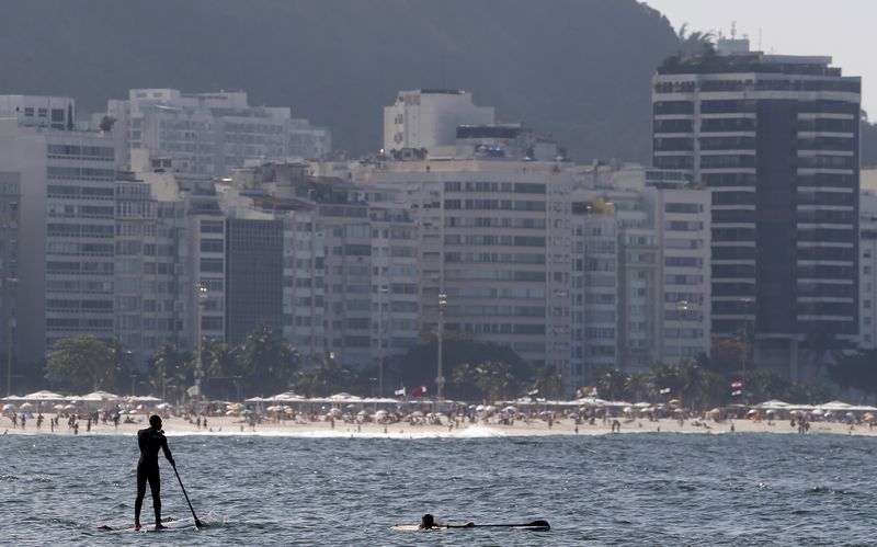 © Reuters. Homem no stand up na praia de Copacabana no Rio de Janeiro