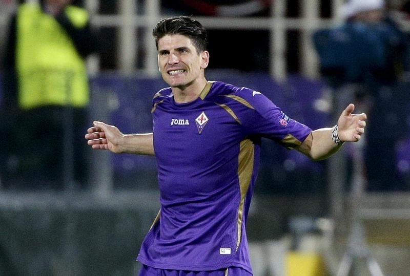 © Reuters. Fiorentina's Gomez celebrates after scoring against Dynamo Kiev during their Europa League quarter-final second leg match at the Artemio Franchi stadium in Florence