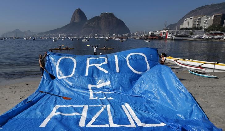 © Reuters. Moradores e atletas protestam na praia de Botafogo