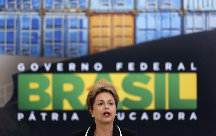© Reuters. Brazil's President Dilma Rousseff delivers a speech during a ceremony at the Planalto Palace in Brasilia
