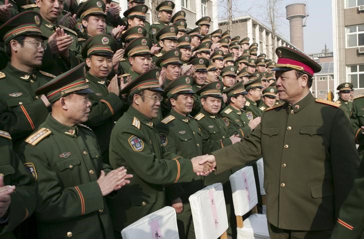 © Reuters. China's Central Military Commission former Vice Chairman General Guo Boxiong shakes hands with military officers in Shijiazhuang