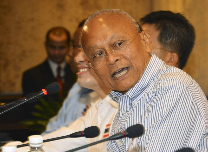 © Reuters. Suthep Thaugsuban the leader of Thailand's opposition movement speaks during a news conference at a hotel in Bangkok