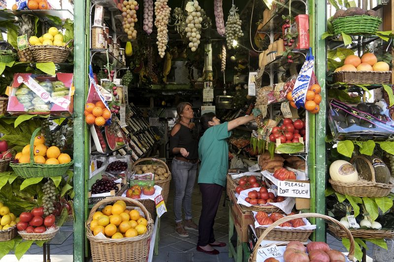 © Reuters. A woman shops at grocery store in Madrid